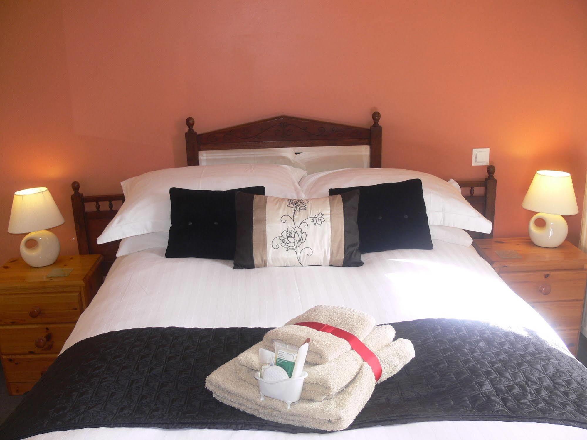Le Jardin B&B Isigny-le-Buat Kültér fotó